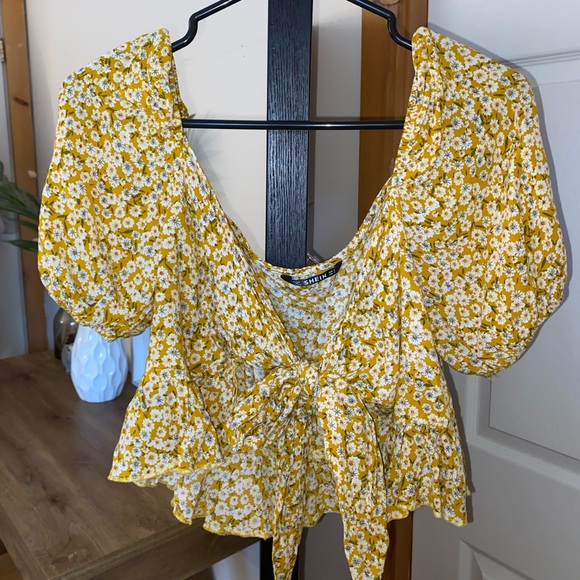 SHEIN Floral Front Tie Cropped Top - Picture 3 of 4